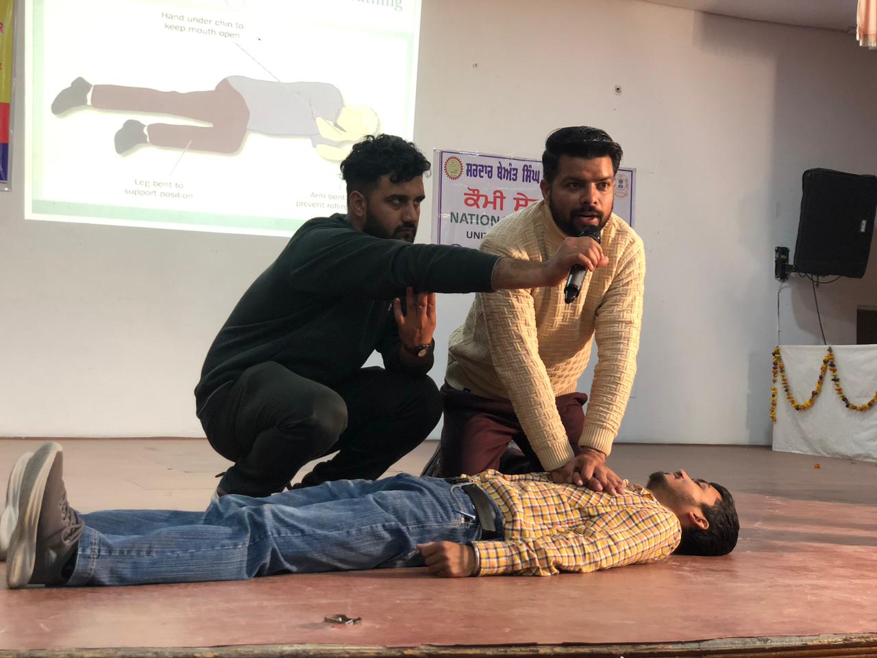 ਯੁਵਾ ਆਪਦਾ ਮਿੱਤਰ ਟ੍ਰੇਨਿੰਗ:   ਚੌਥੇ ਦਿਨ ਵਲੰਟੀਅਰਾਂ ਨੂੰ  ਸੀ.ਪੀ.ਆਰ ਅਤੇ ਸਰਚ ਐਂਡ ਰੈਸਕਿਊ ਦੀਆਂ ਤਕਨੀਕਾਂ ਸਿਖਾਈਆਂ  ਦੀਨਾਨਗਰ, 8 ਫਰਵਰੀ (      ) ਮਹਾਤਮਾ ਗਾਂਧੀ ਸਟੇਟ ਇੰਸਟੀਚਿਊਟ ਆਫ਼ ਪਬਲਿਕ ਐਡਮਿਨਿਸਟਰੇਸ਼ਨ (ਮੈਗਸੀਪਾ) ਵੱਲੋਂ ਯੁਵਾ ਆਪਦਾ ਮਿੱਤਰ ਟ੍ਰੇਨਿੰਗ ਪ੍ਰੋਗਰਾਮ ਐੱਸ.ਐੱਸ.ਐੱਮ ਕਾਲਜ, ਦੀਨਾਨਗਰ (ਜ਼ਿਲ੍ਹਾ ਗੁਰਦਾਸਪੁਰ) ਵਿਖੇ ਕਰਵਾਈ ਜਾ ਰਹੀ ਹੈ। ਜੋ ਕਿ ਮੈਗਸੀਪਾ ਹੈੱਡ ਕਰਨਲ ਦਲਬੀਰ ਸਿੰਘ  ਦੀ ਯੋਗ ਹੇਠ ਚੱਲ ਰਹੀ ਹੈ।   ਟ੍ਰੇਨਿੰਗ ਪ੍ਰੋਗਰਾਮ ਦੇ ਚੌਥੇ ਦਿਨ  ਰਜਿਸਟਰਡ ਕੀਤੇ ਹੋਏ 200 ਐੱਨ . ਐੱਸ.ਐੱਸ ਅਤੇ ਐੱਨ.ਵਾਈ.ਕੇ.ਐੱਸ ਦੇ ਵਲੰਟੀਅਰਜ਼ ਨੂੰ ਸੀ.ਪੀ.ਆਰ  ਦੀ ਜਾਣਕਾਰੀ ਦਿੱਤੀ ਗਈ ।   ਵਲੰਟੀਅਰਾਂ ਨੂੰ ਦੱਸਿਆ ਗਿਆ ਕਿ ਜਦੋਂ ਕਿਸੇ ਵਿਅਕਤੀ ਦੇ ਦਿਲ ਦੀ ਧੜਕਣ ਬੰਦ ਹੋ ਜਾਵੇ ਤਾਂ ਕਿਸ ਤਰ੍ਹਾਂ ਅਸੀਂ ਉਸਨੂੰ ਬਚਾ ਸਕਦੇ ਹਾਂ। ਇਸ ਦੇ ਨਾਲ ਹੀ ਵਿਅਕਤੀਆਂ ਨੂੰ ਡਿੱਗੀਆਂ ਹੋਈਆਂ ਇਮਾਰਤਾਂ ਵਿੱਚੋਂ ਕਿਸ ਤਰ੍ਹਾਂ ਅਸੀਂ ਵਿਅਕਤੀਆਂ ਨੂੰ ਲੱਭ ਸਕਦੇ ਹਾਂ ਅਤੇ ਉਹਨਾਂ ਦੀ ਜਾਨ ਬਚਾ ਸਕਦੇ ਹਾਂ ਇਸ ਬਾਰੇ ਵਿਸਥਾਰ ਪੂਰਵਕ ਜਾਣਕਾਰੀ ਦਿੱਤੀ ਗਈ।  ਇੰਸਟਰਕਟਰ ਸਚਿਨ ਸ਼ਰਮਾ ਅਤੇ ਕੋਰਸ ਕੋਡੀਨੇਟਰ ਅੰਕੁਰ ਸ਼ਰਮਾ ਵੱਲੋਂ ਵਲੰਟੀਅਰਾਂ ਨੂੰ  ਸੀ.ਪੀ.ਆਰ ਅਤੇ ਸਰਚ ਐਂਡ ਰੈਸਕਿਊ  ਦੀਆਂ ਤਕਨੀਕਾਂ ਵੀ ਸਿਖਾਈਆਂ ਗਈਆਂ ਜਿਸ ਵਿੱਚ ਵੱਖ-ਵੱਖ ਡਿੱਗੇ ਹੋਏ ਢਾਂਚੇ ਕੈਂਟੀਲੀਵਰ , ਲੀਨ ਟੂ, ਕੈਨਾਇਲ ਸਰਚ ਬਾਰੇ ਵਲੰਟੀਅਰਾਂ ਨੂੰ ਜਾਣਕਾਰੀ ਦਿੱਤੀ ਗਈ। ਜੇਕਰ ਪੈਨਿਕ ਅਟੈਕ ਆ ਜਾਵੇ ਤਾਂ ਕੀ ਕਰਨਾ ਹੈ, ਕੀ ਨਹੀਂ ਕਰਨਾ ਇਸ ਬਾਰੇ ਵੀ ਸਮਝਾਇਆ , ਬੱਚੇ ਜਾਂ ਜਵਾਨ ਨੂੰ ਕਿਸ ਤਰ੍ਹਾਂ ਸੀ.ਪੀ.ਆਰ ਦੇਣਾ ਹੈ ਇਸ ਬਾਰੇ ਵੀ ਜਾਣਕਾਰੀ ਡੰਮੀ ਤੇ ਪਰੈਕਟਿਸ ਕਰਵਾ ਕੇ ਦਿੱਤੀ ਗਈ।  ਇਸ ਮੌਕੇ ਐਸ.ਐਸ.ਐਮ ਕਾਲਜ ਦੇ ਪ੍ਰਿੰਸੀਪਲ ਡਾ. ਆਰ. ਕੇ. ਤੁਲੀ, ਪਰਮਿੰਦਰ ਸੈਣੀ (ਜ਼ਿਲ੍ਹਾ ਗਾਈਡੈਂਸ ਕੌਂਸਲਰ ਕਮ ਜ਼ਿਲ੍ਹਾ ਨੋਡਲ ਅਫ਼ਸਰ), ਮੁਕੇਸ਼ ਵਰਮਾ (ਸਹਾਇਕ ਨੋਡਲ ਅਫ਼ਸਰ), ਪ੍ਰੋਫੈਸਰ ਗਰੋਵਰ (ਡੀਨ ਯੂਥ ਵੈਲਫੇਅਰ), ਪਵਨ ਭਾਰਦਵਾਜ , ਐਨ.ਐਸ.ਐਸ ਇੰਚਾਰਜ ਸੁਸ਼ਮਾ, ਸੁਬੀਰ ਆਦਿ  ਤੋਂ ਇਲਾਵਾ ਇੰਸਟਰਕਟਰ ਪ੍ਰੀਤੀ ਦੇਵੀ ਸ਼ਾਨੂੰ, ਸ਼ਾਈਨਾ ,ਆਯੂਸ਼, ਯੋਗੇਸ਼, ਆਦਿਤੀ ਸ਼ਾਮਿਲ ਸਨ ।